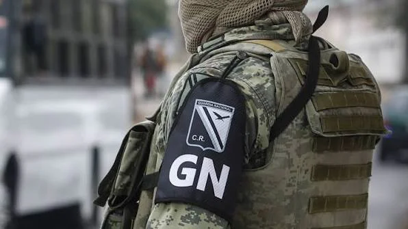 Detalle del uniforme de un integrante de la Guardia Nacional