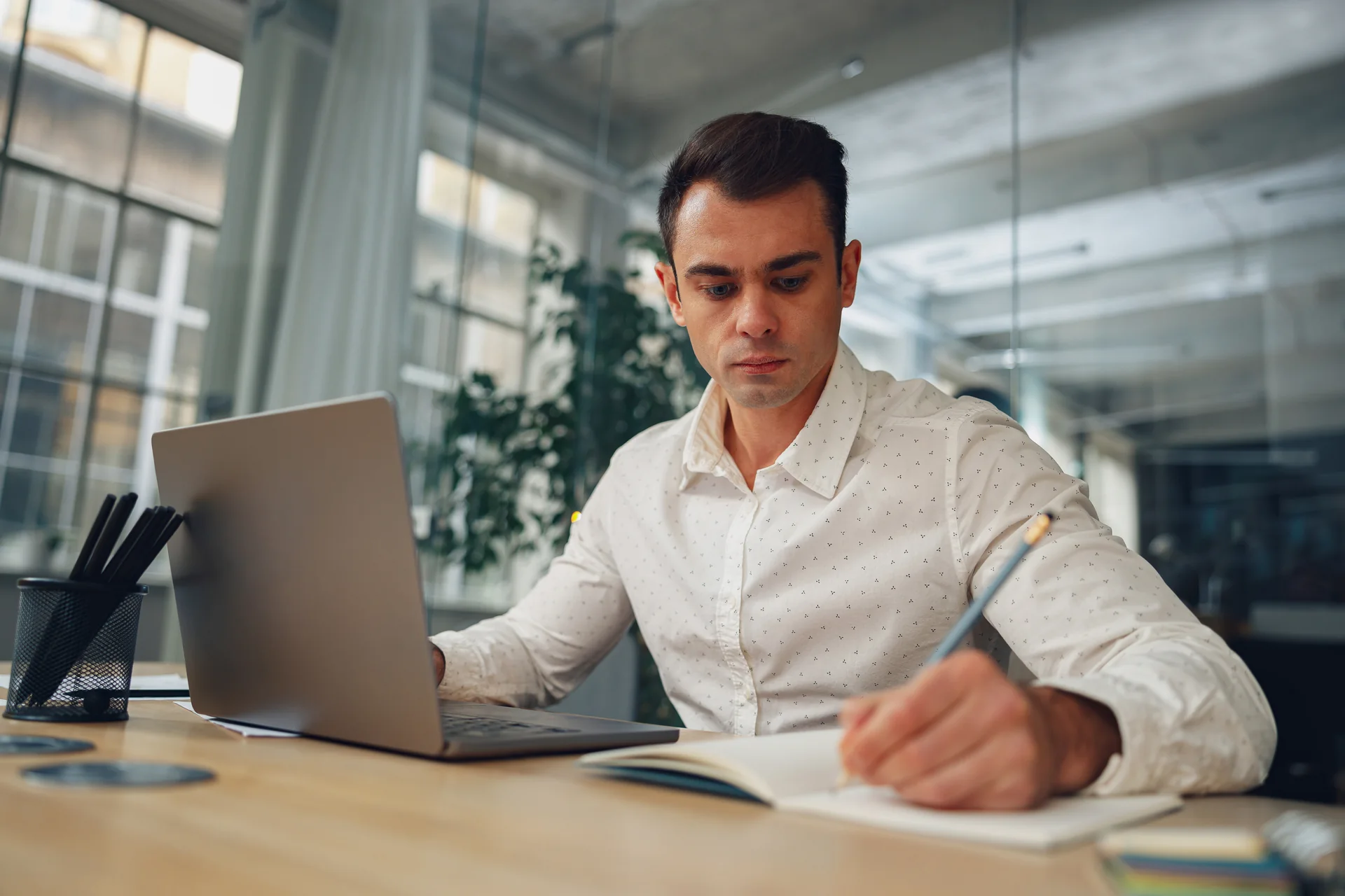 Profesional trabajando en una oficina