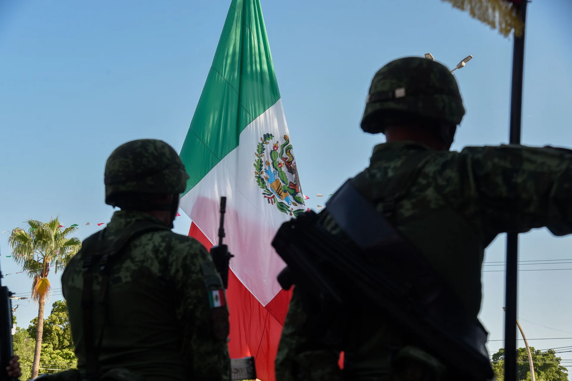 Personal militar frente a la bandera de México